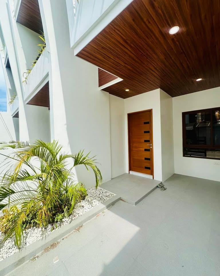 Almanza 1 – Brand-New 3-Storey Townhouse thumbnail 2