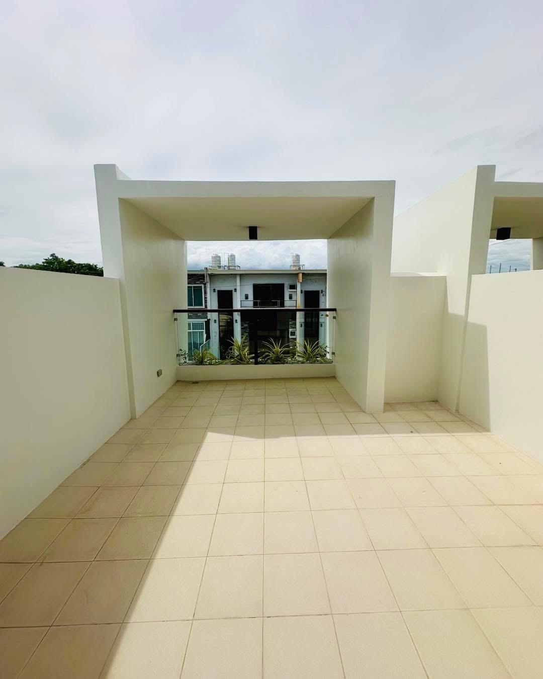 Almanza 1 – Brand-New 3-Storey Townhouse thumbnail 4
