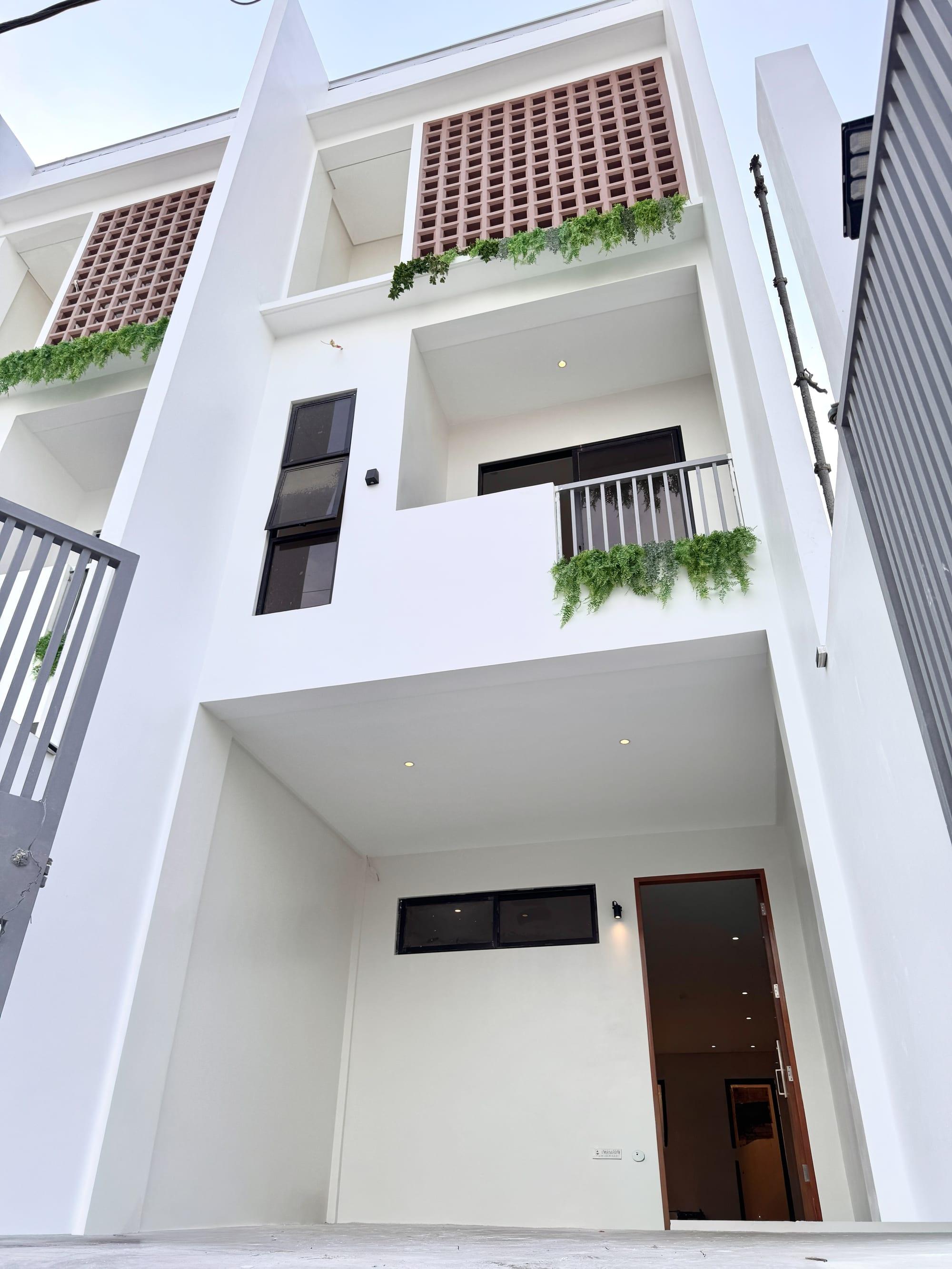 Muji-Inspired Townhouse Near C5 Extension